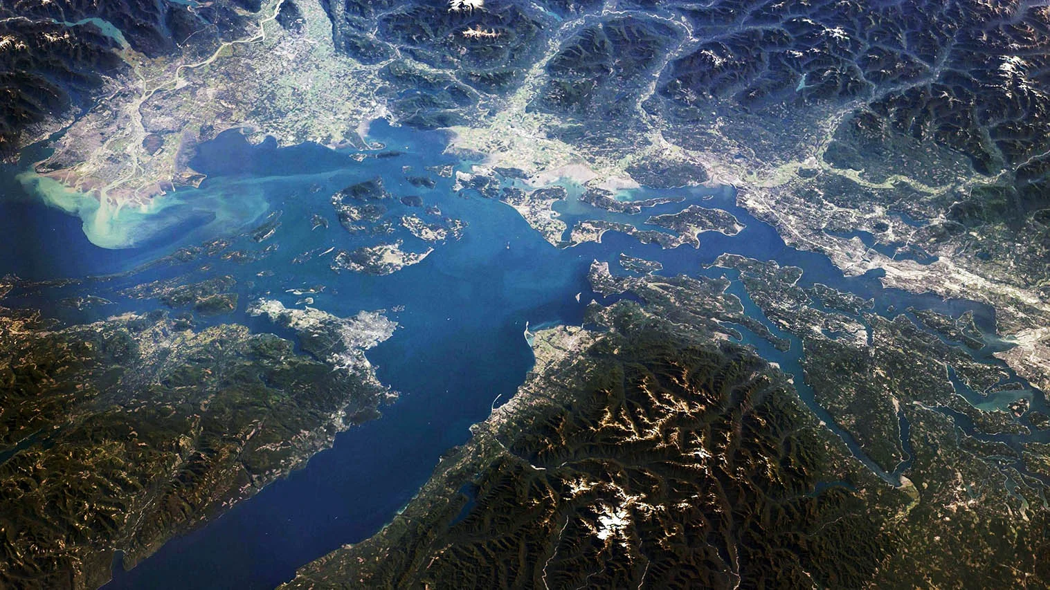  The Salish Sea joins together more than 7 million inhabitants, which work together on a wide range of issues - irregardless and irrespective of national border. 