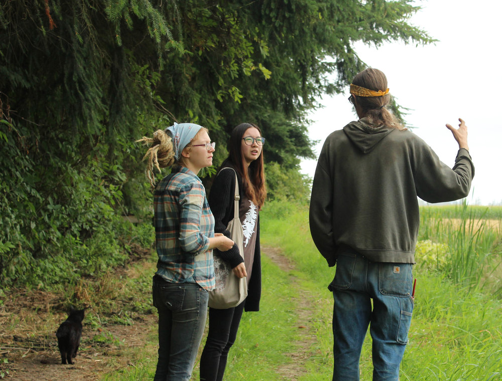  Yingjie Gu (Center) interviews Skinny Kitty Farms owners Bonnie Briggs and David Mackie 
